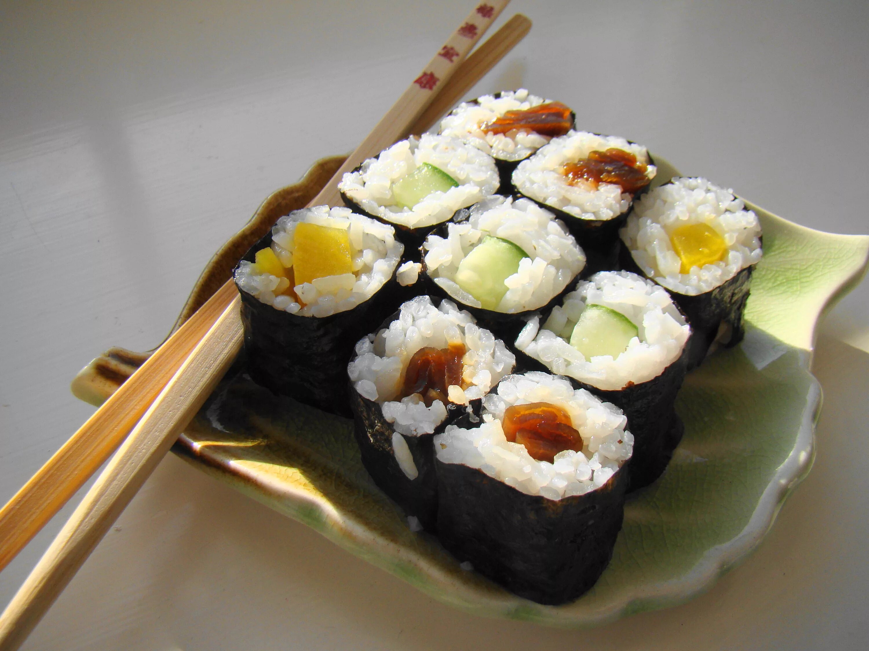 Японская кухня в домашних условиях. Суши Сяке маки. Тэмаки дзуси. Нори для суши. Японская еда суши.