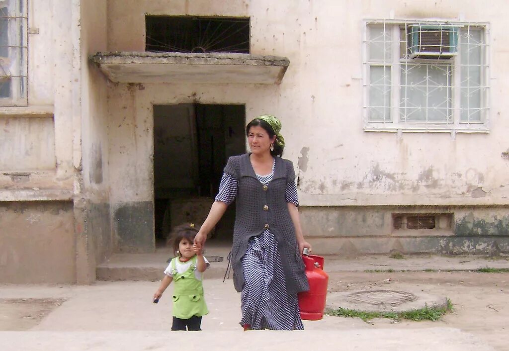 Таджикистан погода хатлонской области на 10 дней. Девушка кишлака. Таджикистан город Яван. Таджикистан бедные города. Душанбе бедные районы.