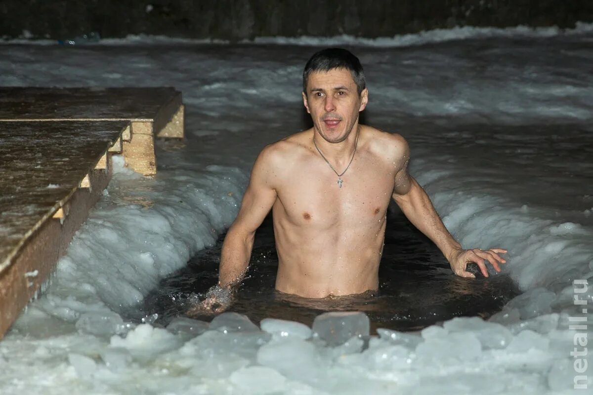 мужик купается. мужики купаются. деревенские парни купаются. парни купаются на озере. мужики в проруби на крещение.