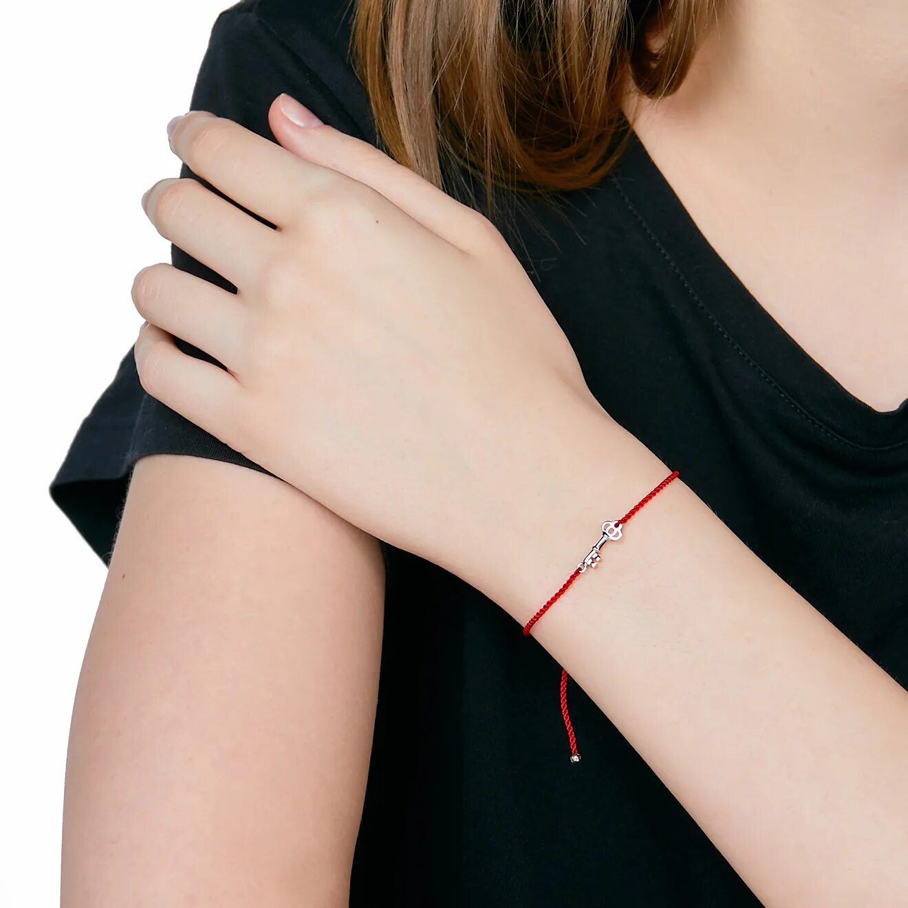 Что означает браслет на руке девушки. Браслет на ладонь. Красная нить руки и ноги. Браслет картье у кайли дженнер. Что означает браслет на руке девушки.