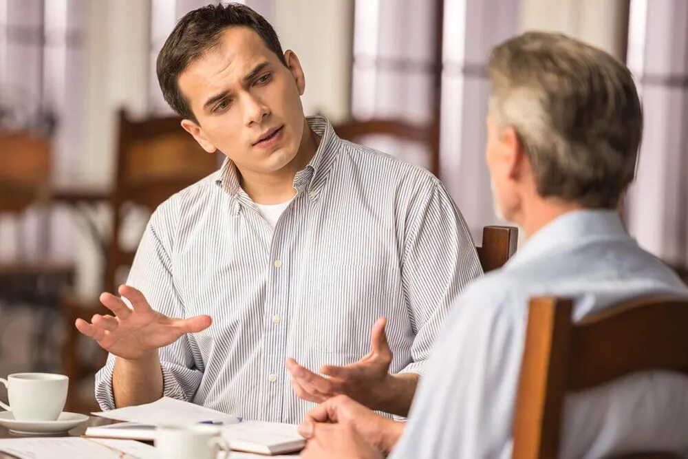 Нас рекомендуют друзьям и знакомым. Переговоры двух людей. Мужчина обиделся. Парень дает советы. Женщина убеждает мужчину.