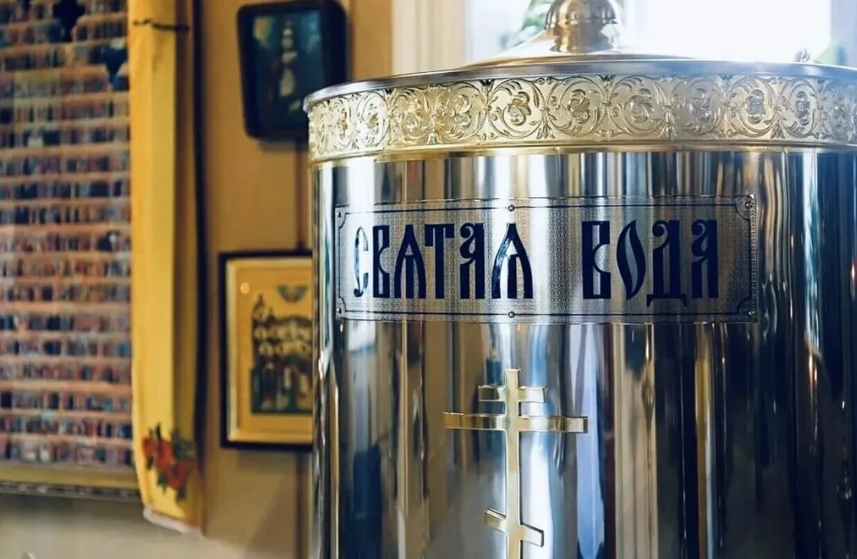 Святая вода на крещение. Что можно делать со святой водой. Святая вода от матроны московской. Раздача крещенской воды. Водоосвящение на крещение.