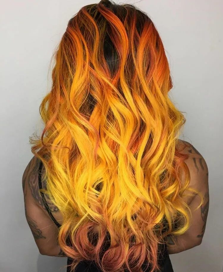Желто оранжевое окрашивание волос. Желто оранжевый цвет волос. Прическа желтые с оранжевым. Оранжево желтое омбре волосы.