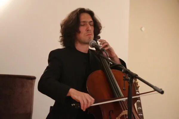 Музыкант родился. Музыкант максин ян. ян максин виолончелист оренбург. виолончелист уфа ян максин. ян максин дата рождения.