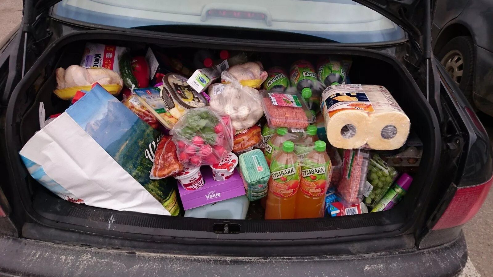 Машинки еда. Полный багажник продуктов. Багажник с продуктами. Продукты в багажнике автомобиля. Продукты пакетами в машине в багажнике.