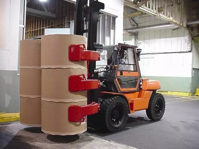 Погрузчик вилочный linde evo 5 тонн с захватом для бумажных рулонов. Погрузчик для рулонов. Грейфер рулон сенажа. Погрузчик для рулонов. Рулонный захват на вилочный погрузчик.