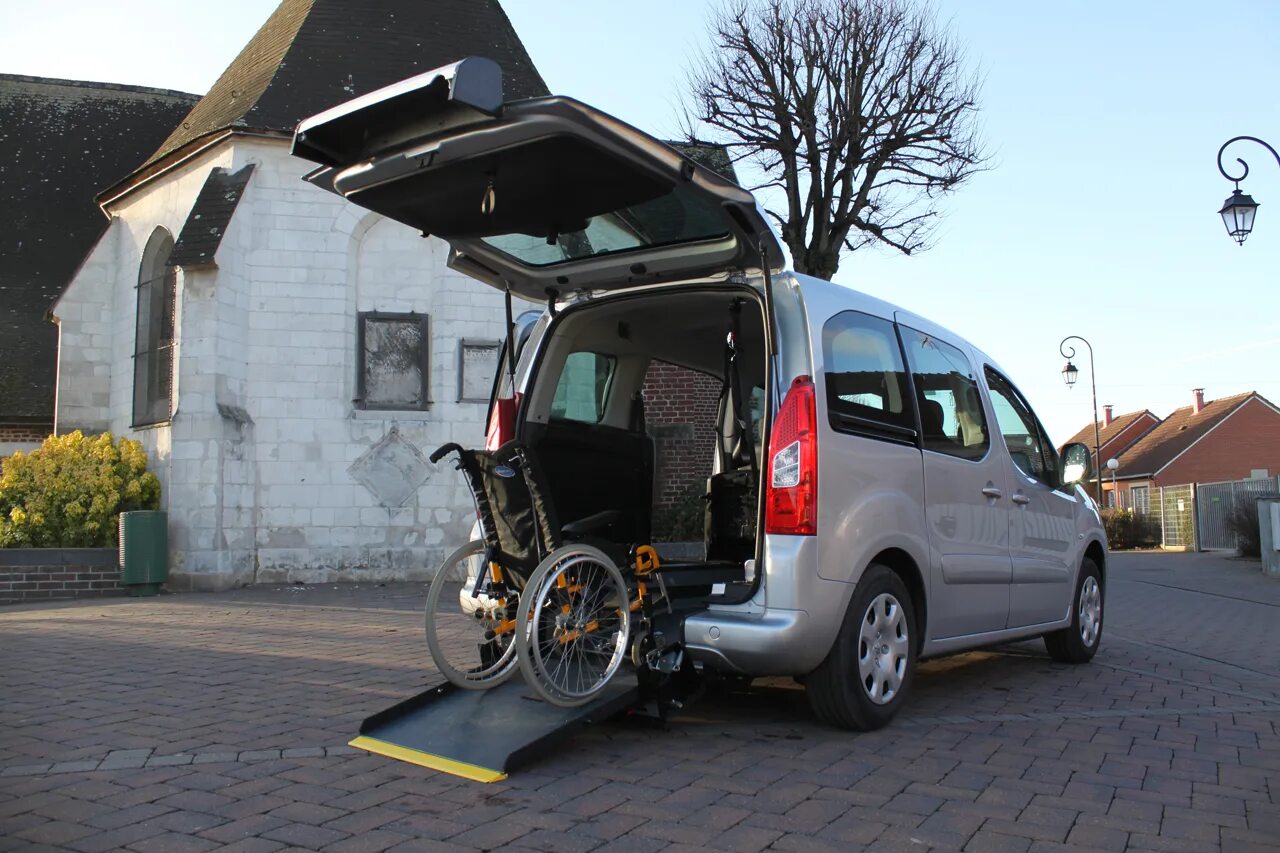 Где купить машину инвалиду. Citroën Berlingo для перевозки инвалидов. Фольксваген для инвалидов колясочников. Переоборудование авто для инвалидов. Автомобиль для инвалидов колясочников с ручным управлением.