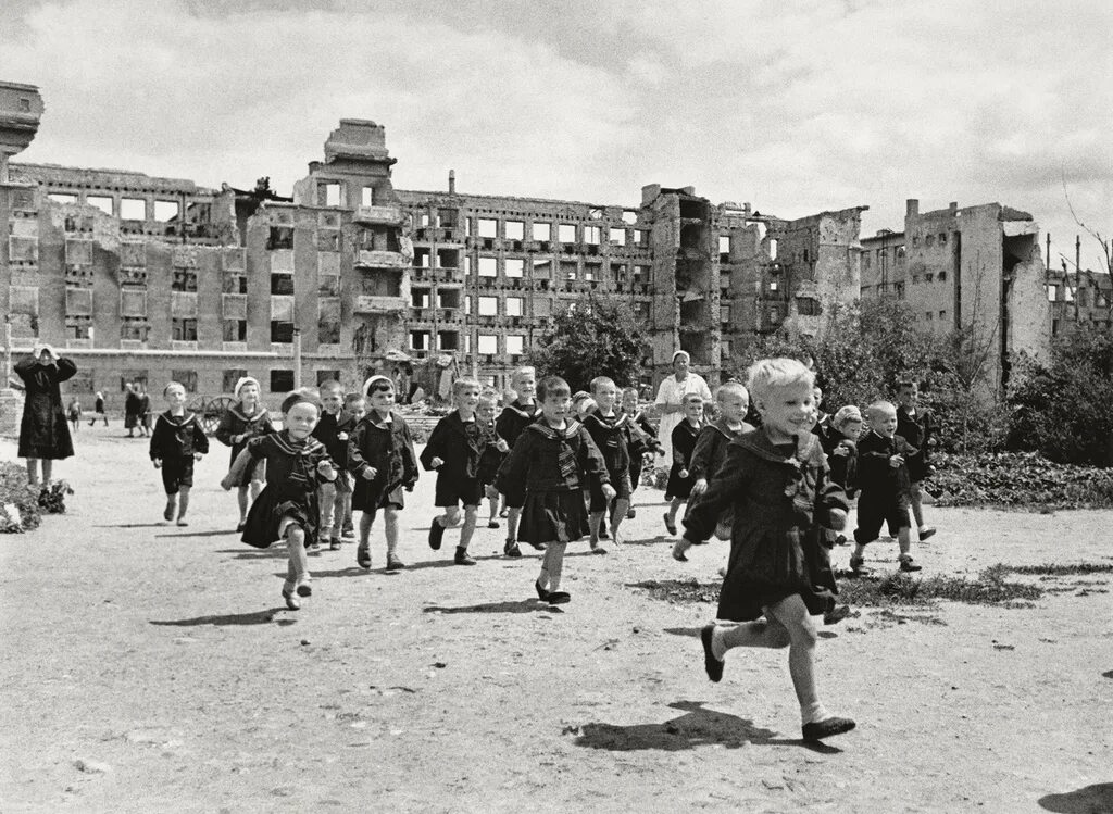 Тяжелое послевоенное время. Сталинград город 1945. Сталинград после войны 1945. Волгоград 1944. Сталинград город после войны.