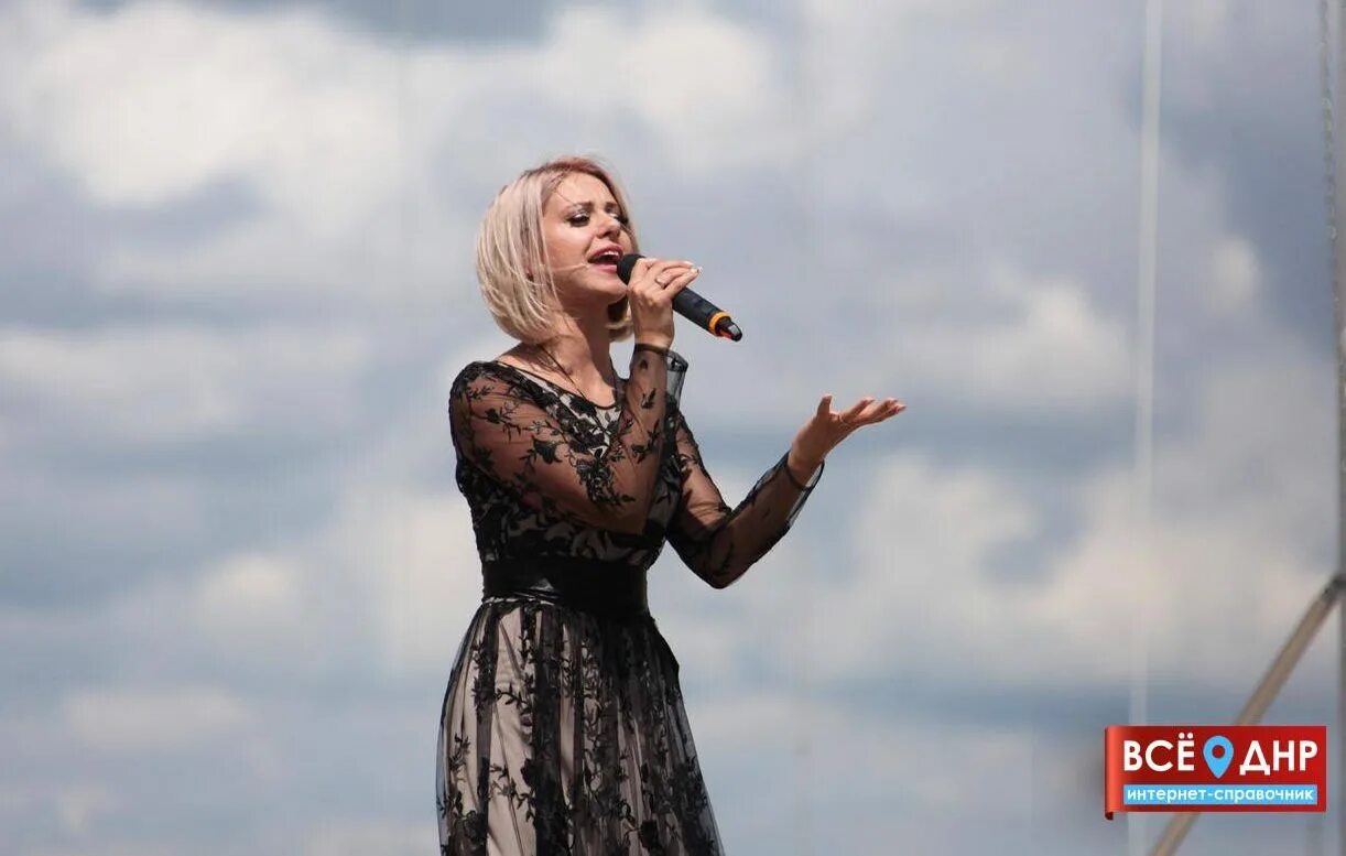 Девушки поют про донбасс. Донбасс за нами наталья качура. Песни девушек донбассе. Донбасс за нами маргарита лисовина наталья. Маргарита лисовина донбасс.