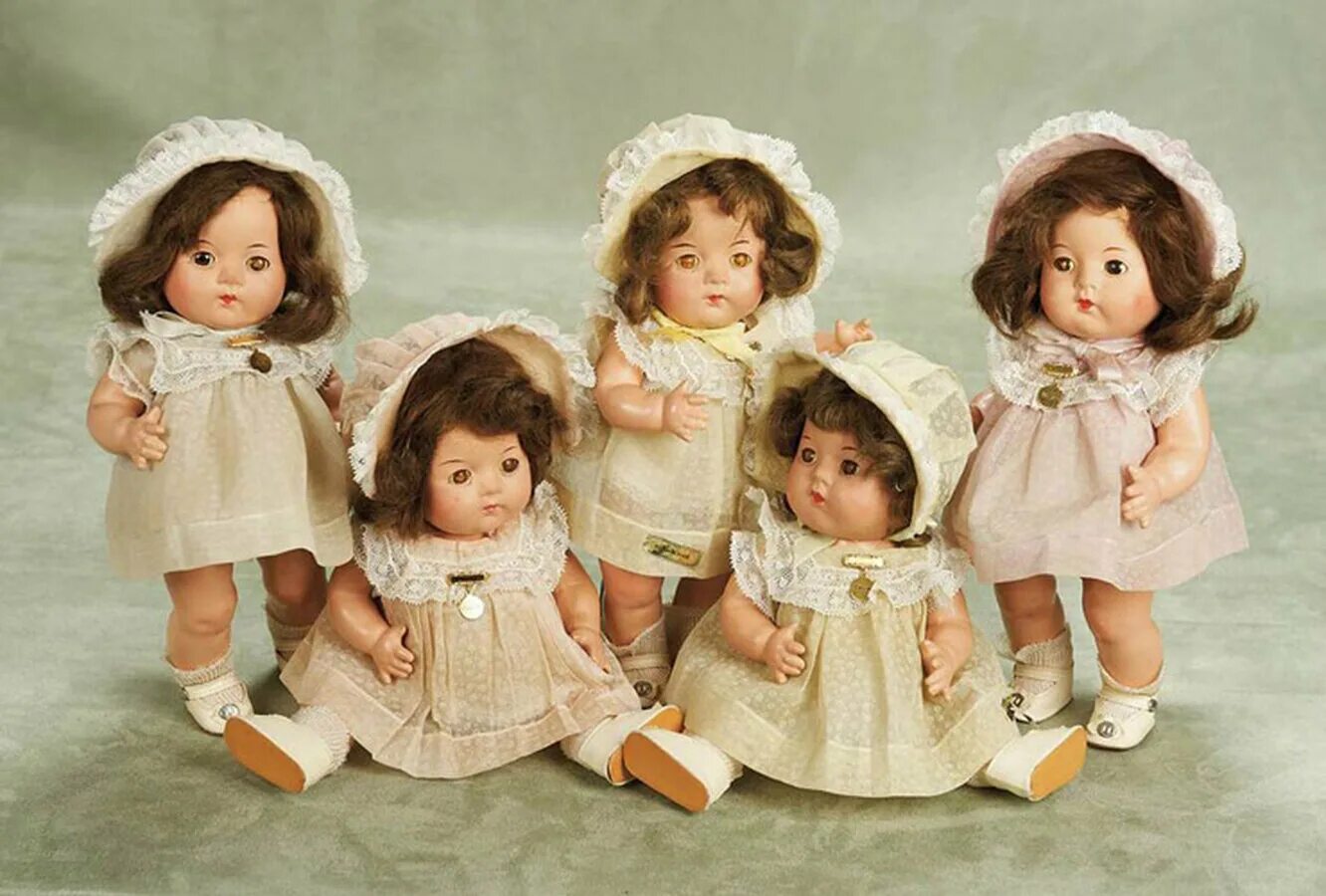 Пятерым сестрам. Пятерняшки Дион. Дионн сестры Дион пятерняшки. Куклы пятерняшки.