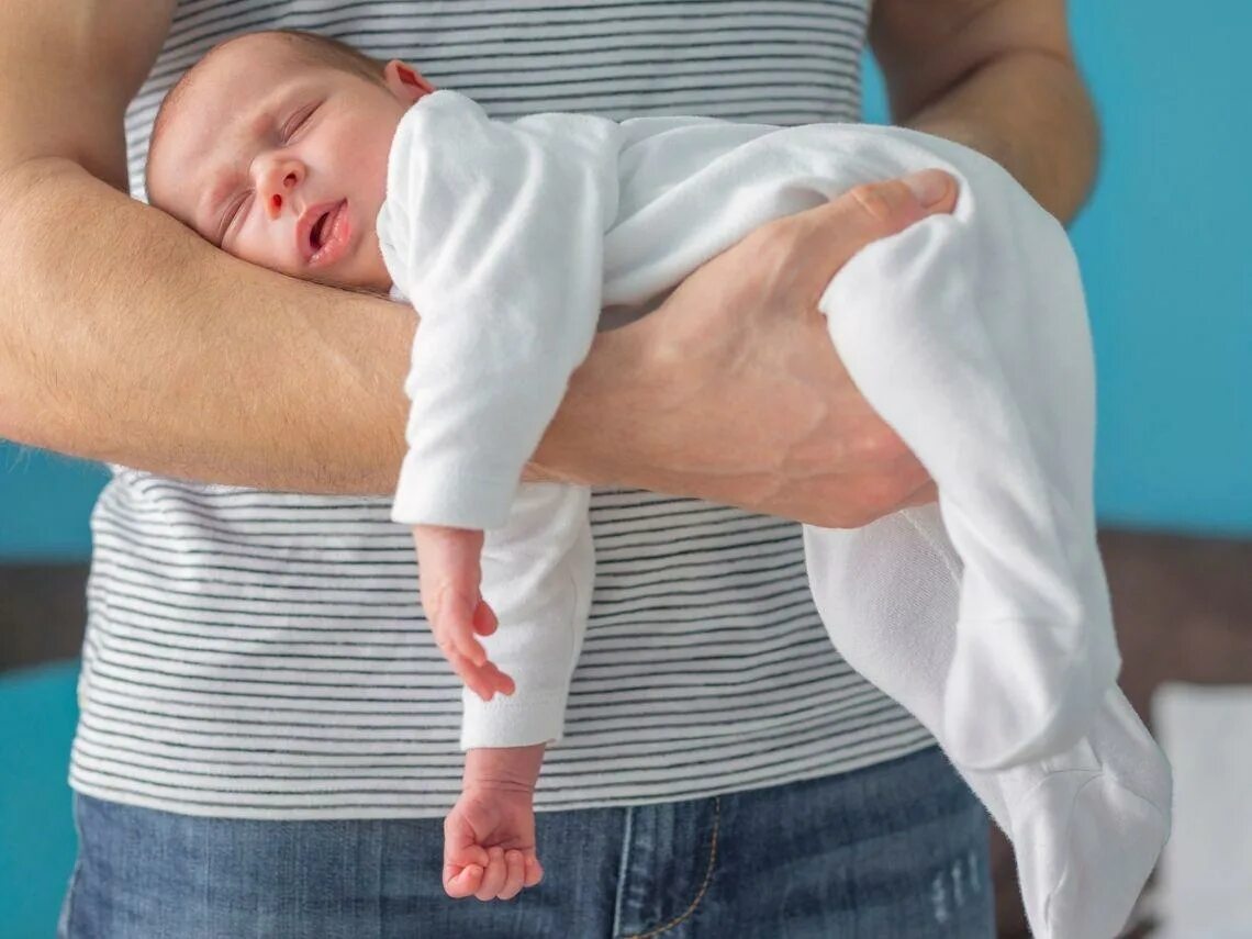Постукивать. Ребенок держит. Новорожденный на жмвот. Позы для новорожденных на руках. Поза для новорожденного при коликах.