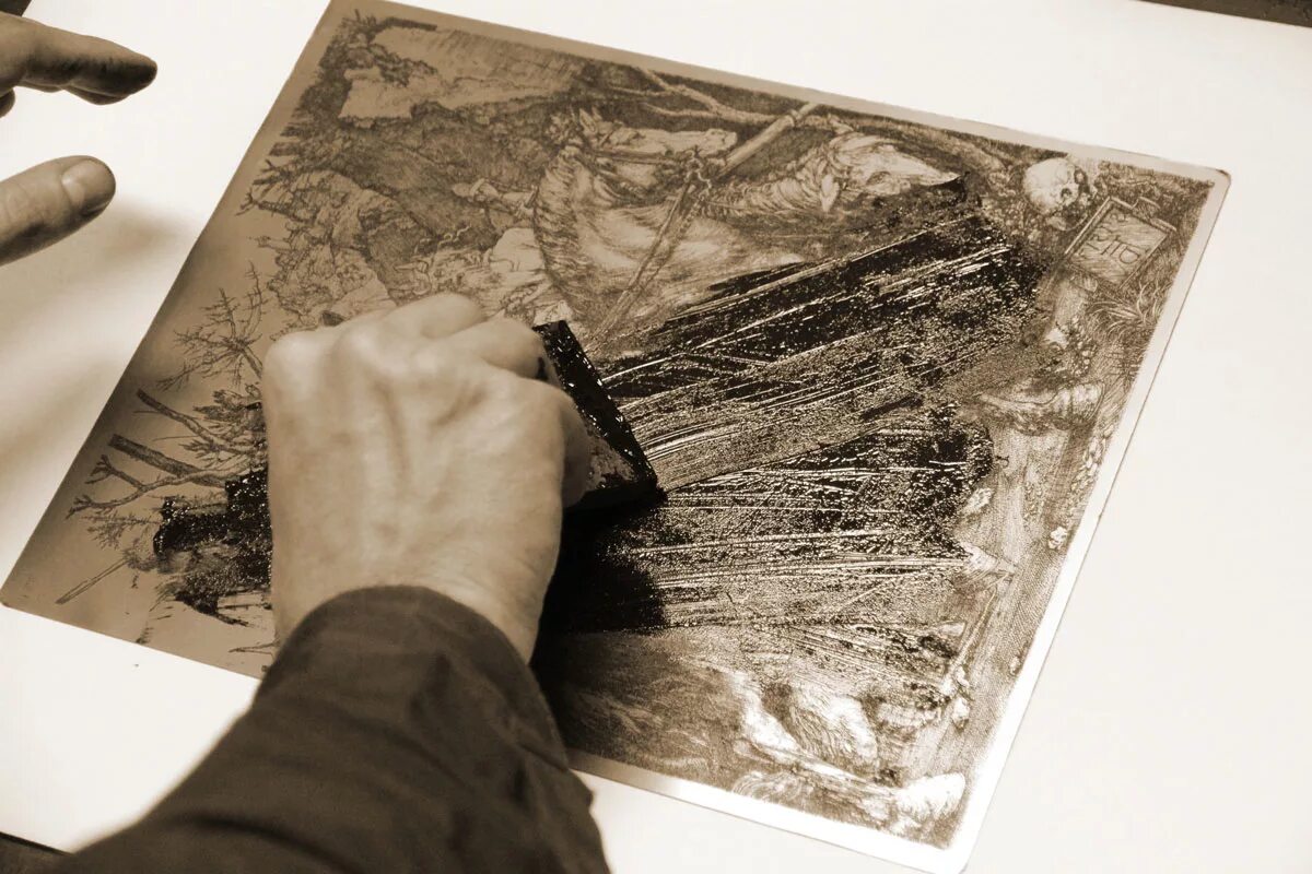 ксилография технология. ксилография процесс. продольная ксилография. оттиск с гравюры. штихель для линогравюры.