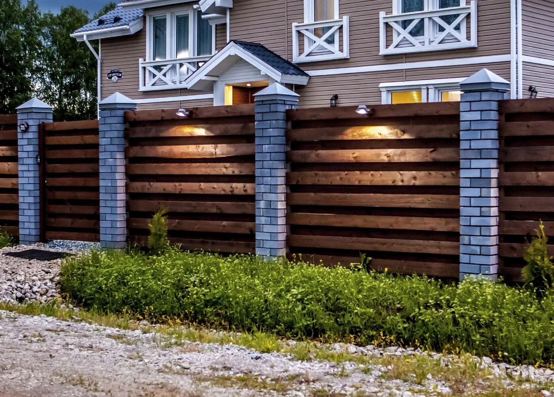 Заборы для дома своими руками фото. Красивый забор. Деревянный забор. Красивый деревянный забор. Заборы для частного дома.