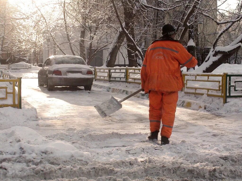 Дворник снег. Скользко на улице. Дворник в москве. Дворник метет. Дворник уфа.