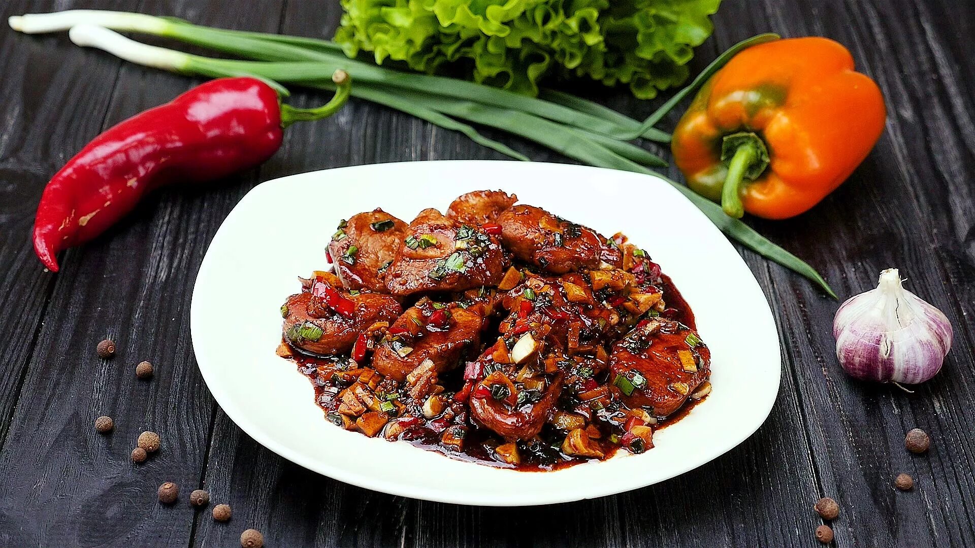 Соус с овощами и мясом. Свинина в соусе. говядина барбекю с овощами. говядина в соусе барбекю. томленая говядина в соусе барбекю.