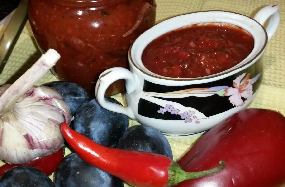 Соус ткемали на зиму. Соус ткемали зиму. Сливовый соус ткемали. Грузинская приправа ткемали. Ткемали сливово-абрикосовый.