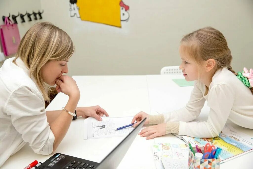 занятия с дефектологом. реабилитационный центр лфк. индивидуальные занятия с детьми. девушка танцует в зале. индивидуальные занятия с репетитором по английскому.