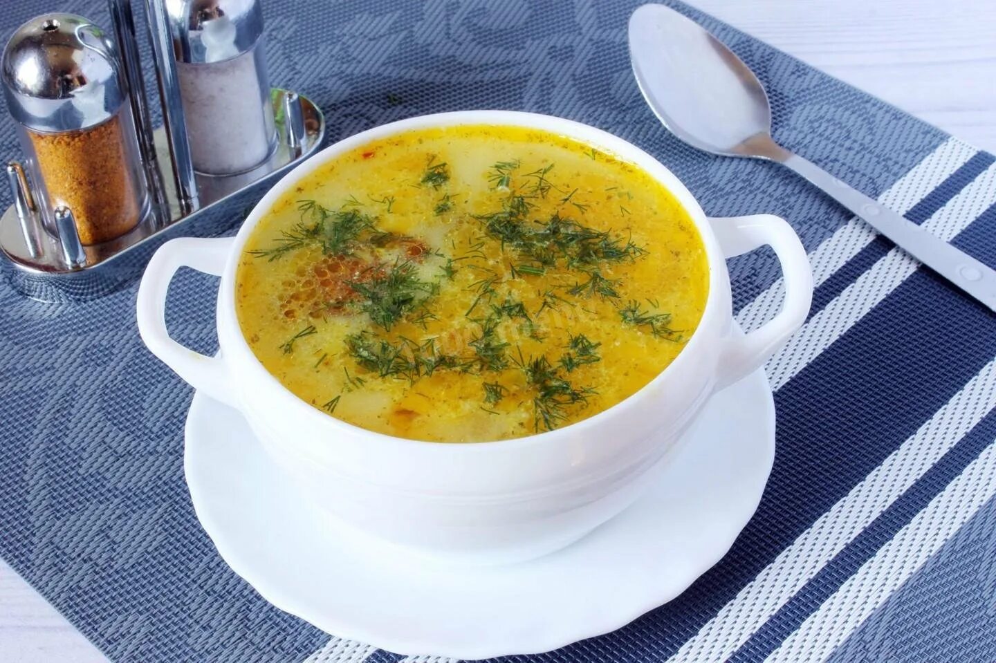 Суп из копченой курицы с плавленным сыром. Сырный суп с копченостями. суп с копченой курицей и плавленным сыром. суп с копченостями и плавленным сыром. сырный суп с копченой курицей.