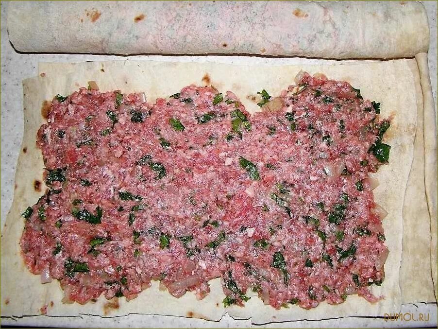 Фарш в лаваше на сковороде рецепт. Мясной рулет из лаваша с фаршем. рулет с фаршем в лаваше. лаваш с фаршем и сыром. рулет из лаваша с фаршем и сыром.