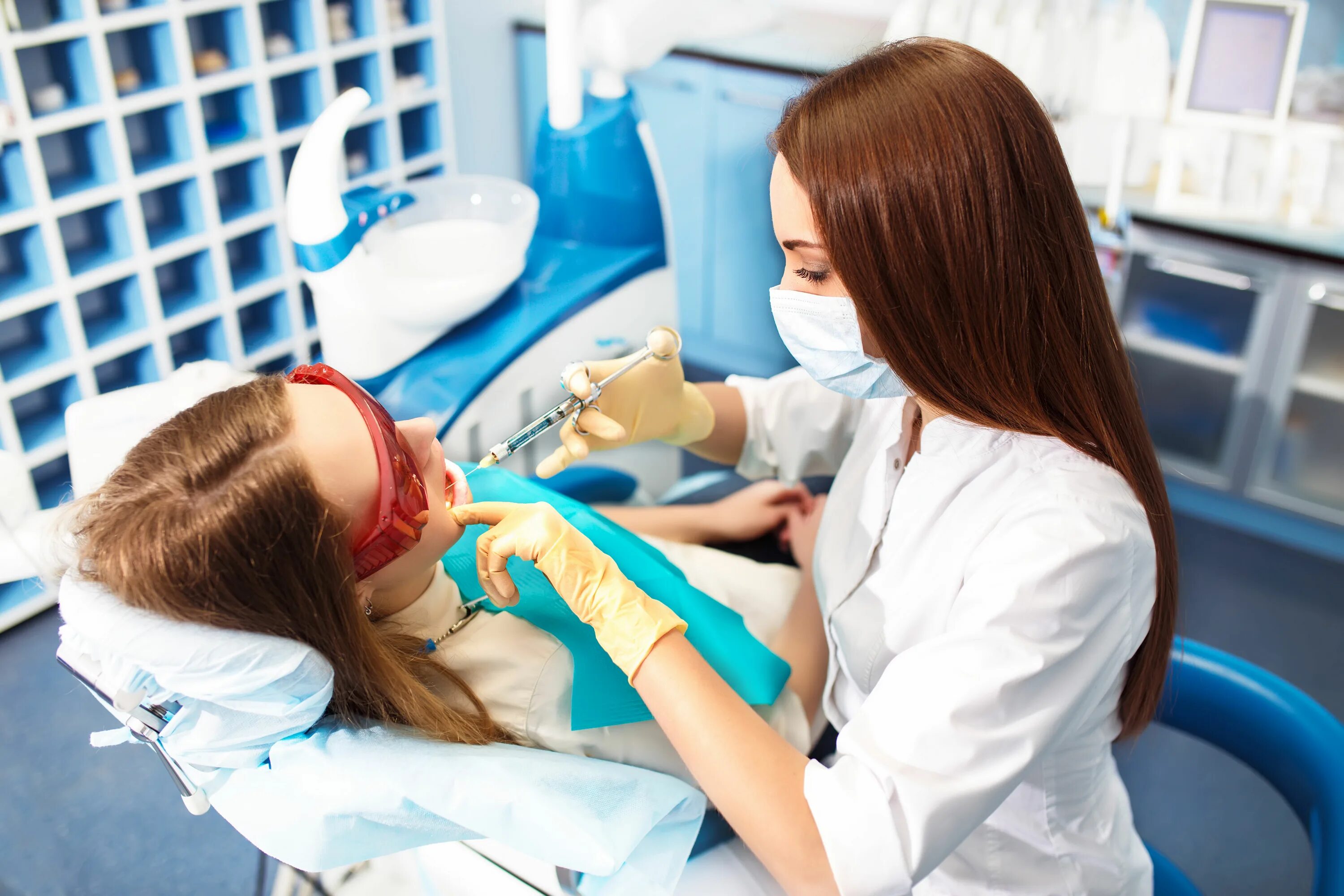 Стоматолог терапевт чем отличается от зубного врача. Женщина дантист. Зубной врач женщина. Врачи стоматологи женщины. Красивая женщина стоматолог.