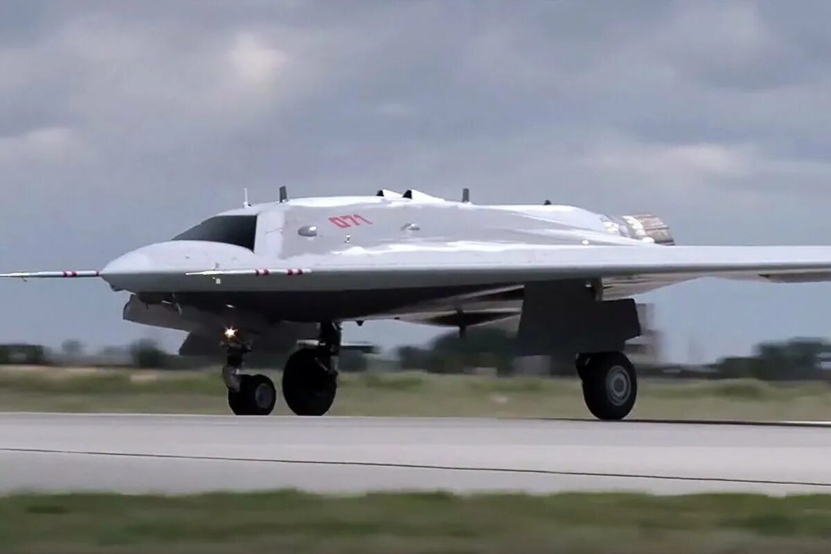 Российский самолет беспилотник. Беспилотник с-70б "охотник". Стелс-беспилотник с-70. Российский самолет беспилотник. Дрон с-70 охотник.