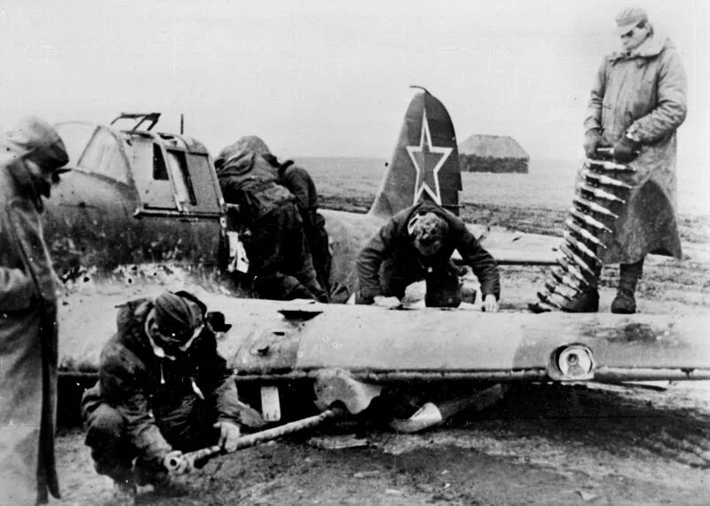 Мессершмитт 1941-1945. Самолёт мессершмитт 109 на восточном фронте. Як 1 вов. Messerschmitt bf. Подбитый бомбардировщик.