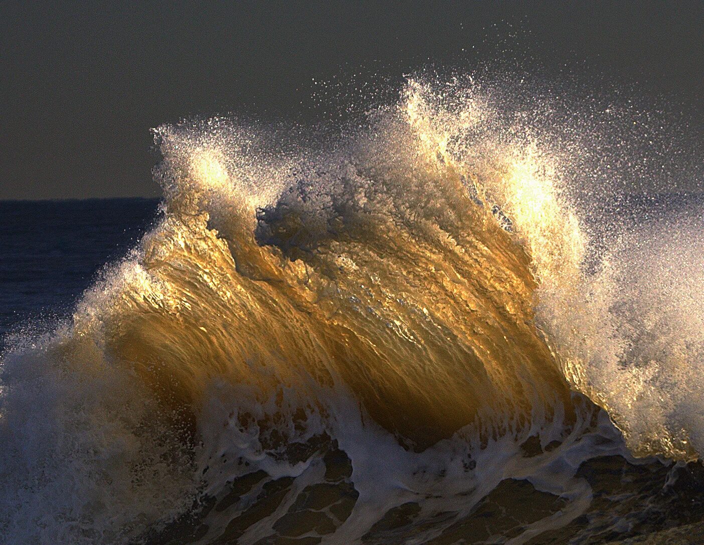 Кипит волна. Волны Джеффрис Бэй. Море, волны. Волны бьются о камни. Брызги волн.