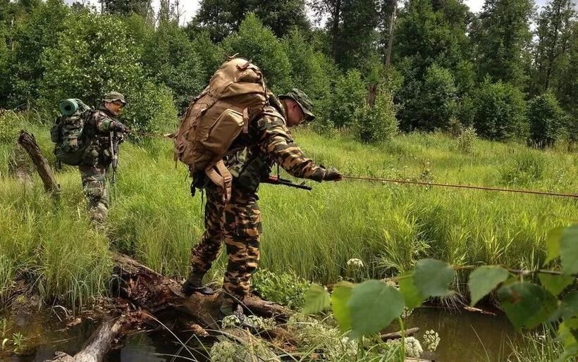 Болотом регистрация. Военные на болотах. Военнослужащие в болоте. Болотный туризм. Разведка по болотам.
