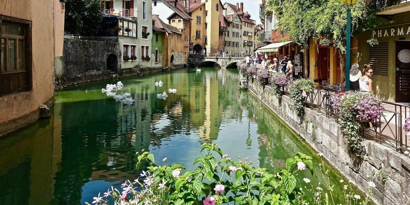 Французская Венеция Анси. Annecy город Франции. Французский городок Анси. Анси Франция каналы.