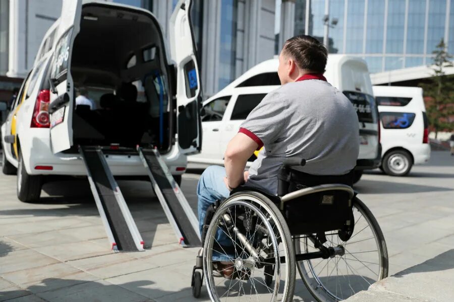 Где купить машину инвалиду. Такси для инвалидов колясочников. Фиат для перевозки инвалидов колясочников. Такси для людей с ограниченными возможностями. Такси для людей с инвалидностью.