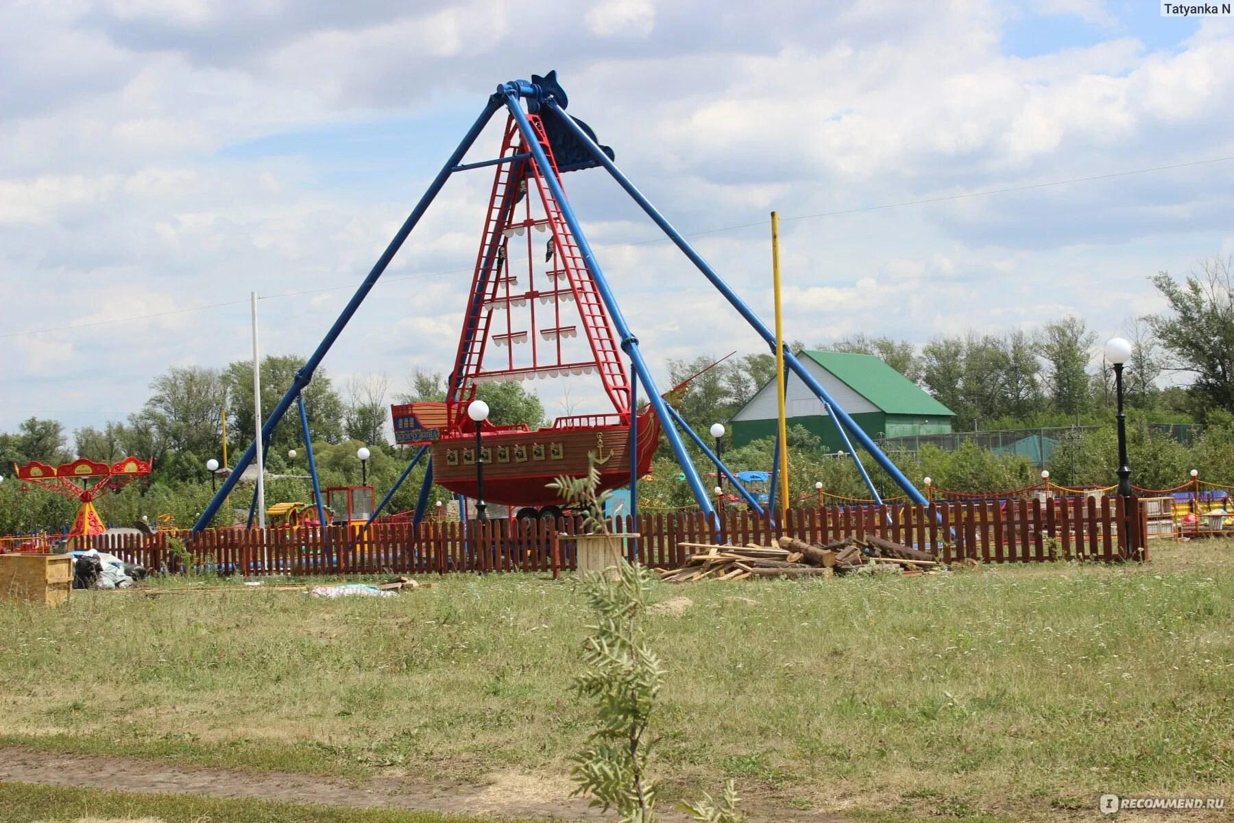 Старый Оскол парк аттракционов в зоопарке. Старый Оскол зоопарк карусели. Зоопарк старый Оскол аттракционы. Парк аттракционов, Хутор Чумаки.