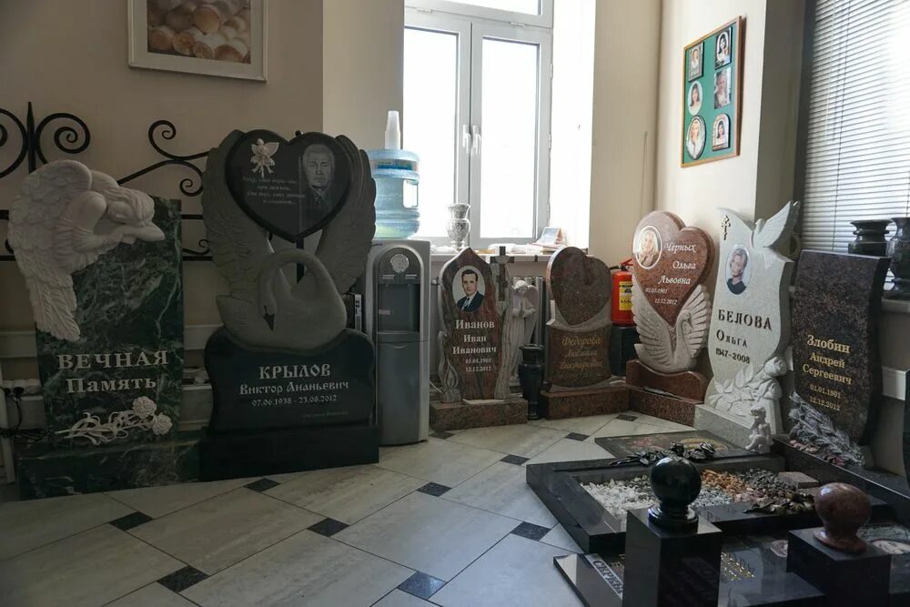 Сайт pqd памятники. Магазин памятников. Pqd памятники. Горизонтальный памятник на могилу. Облицовка могилы гранитной плиткой.