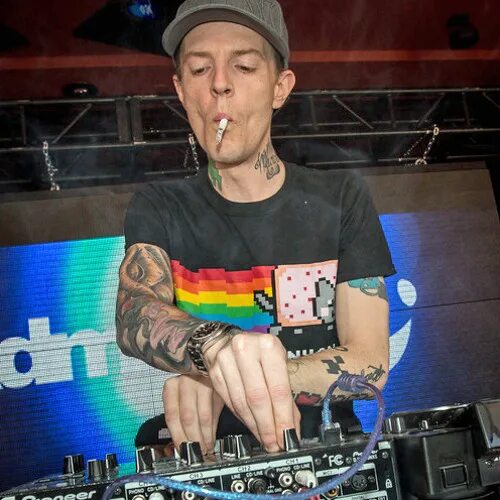 Dj violence. Дж эх з. Дж эх з. Школа диджеев. Tiesto.