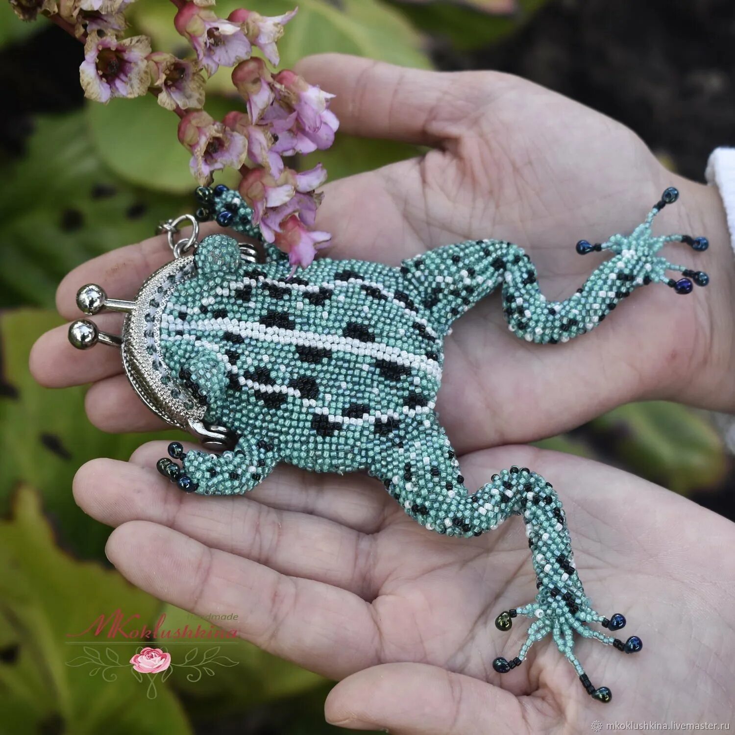Лягушечку из бисера. Лягушка из бисера. Лягушка из бисера. Брошь из бисера лягушонок. Мини лягушка из бисера.