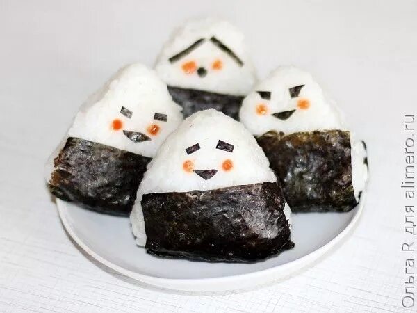 1 онигири. Рецепт онигири в домашних условиях. Онигири николаевский. Онигири. Сколько хранится онигири.