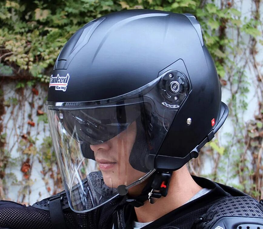 Визор biltwell bubble. Девушка в мотоциклетном шлеме. Мотошлем на голове. Шлем biltwell bonanza. Шлем для мотоцикла.