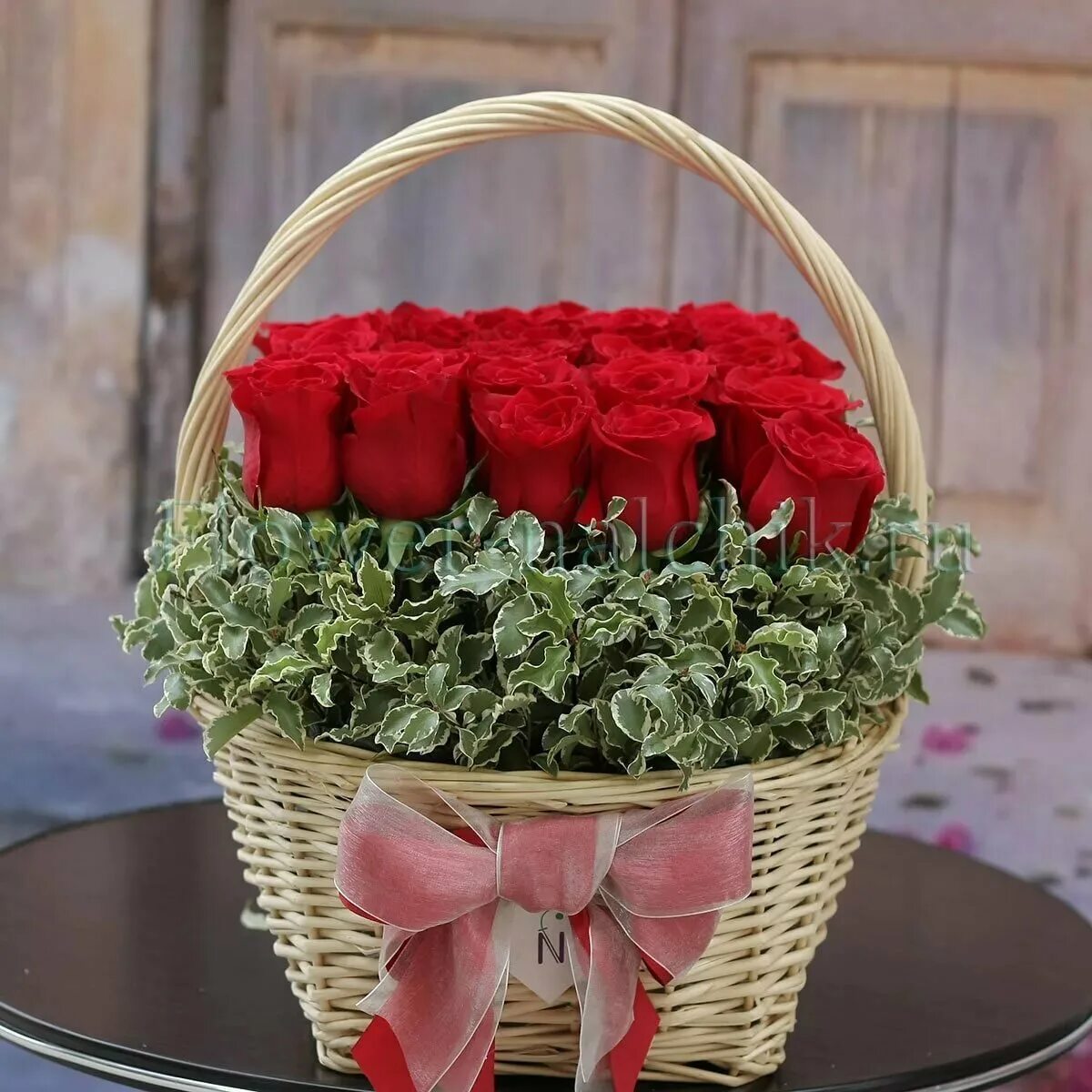 Розы корзины красивые. Корзина с цветами. Букет в корзинке. Шикарная корзина с цветами. Корзина роз.