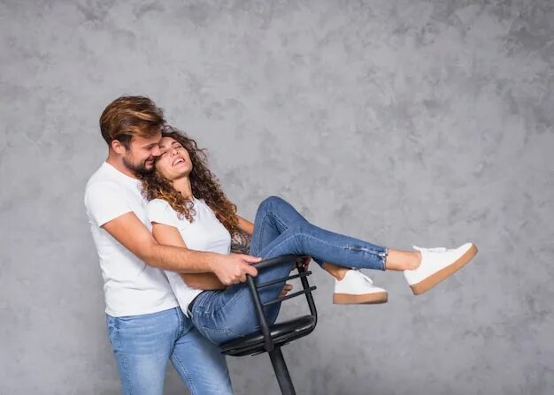 Men sitting on girl. Парень сыт девушка держит. Человек сидит в телефоне. Обсуждение в паре. Парень грустит.