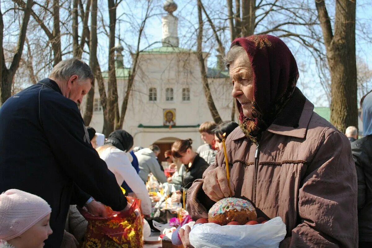 Когда пасха в 24 году православная будет. Освящение куличей. Празднование православной Пасхи. Пасха храм. Освящение куличей на Пасху.