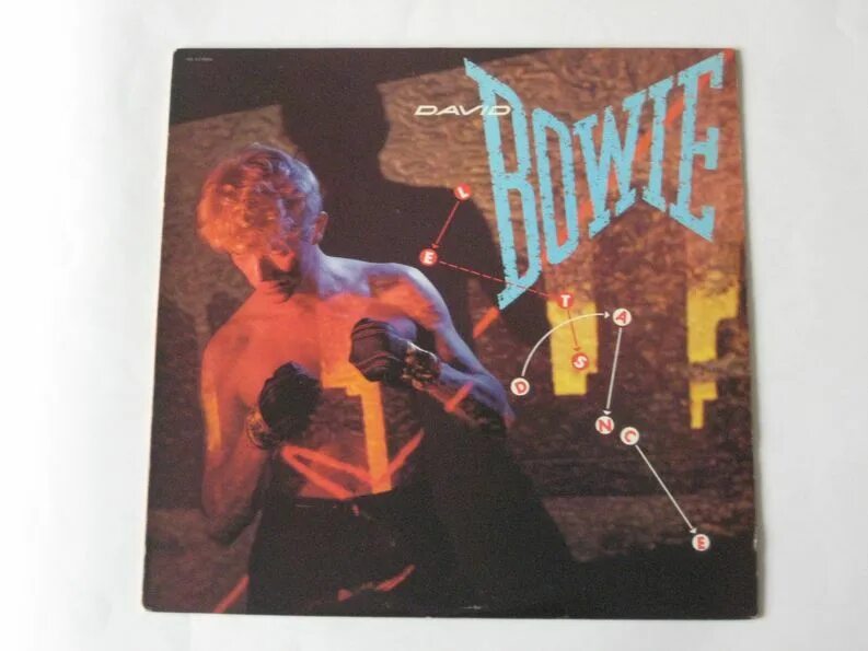 David bowie let's dance 1983. Пластинка виниловая дэвид боуи человек со звезд. Lets dance david bowie. Lets dance david bowie. "david bowie" "let's dance"album обложка.