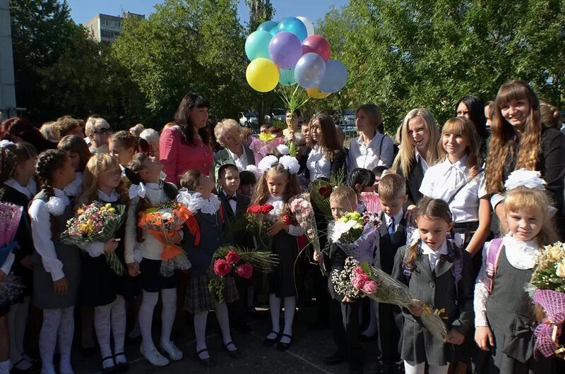 Возложение цветов 9 мая хабаровск. Гимназия 3 дербент. Южно-сахалинск парад победы 2015 год. 2 сентября 2017. Алейск школа 1.
