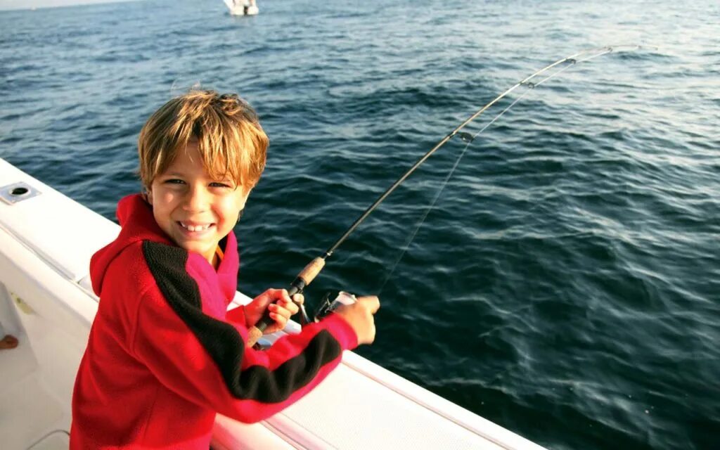 Ловят подростков. Подросток на рыбалке. Подросток ловит рыбу. Рыба фото для детей. Fishing on Boat.