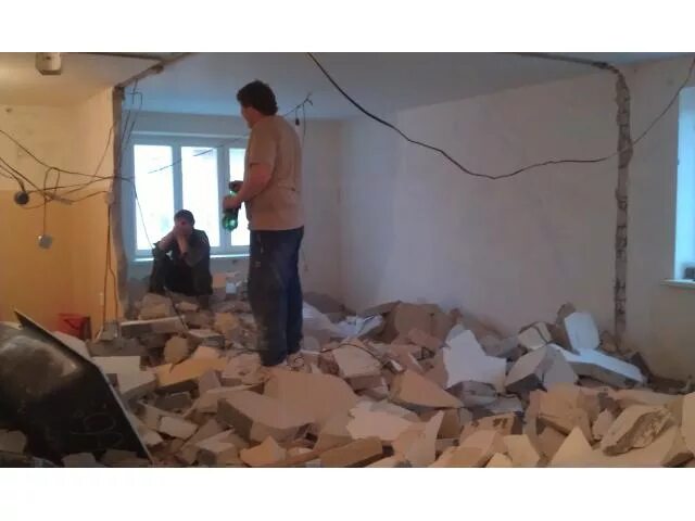 разборка обшивки стен. демонтаж стен в квартире. демонтаж стен и перегородок. демонтаж смоленск. разборка обшивки стен.