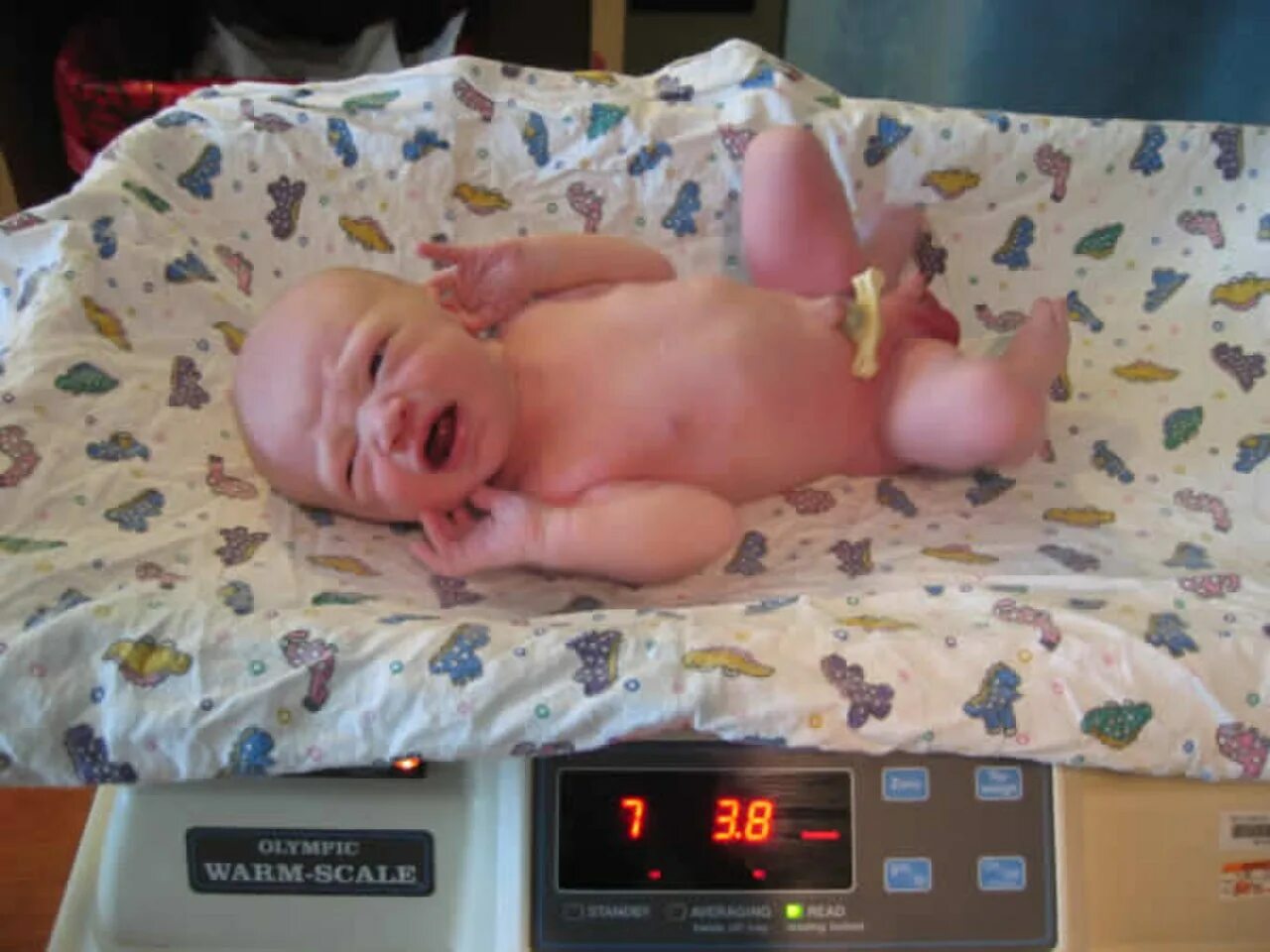 Первая неделя после рождения. Доношенный новорожденный ребенок. Рождение крупного ребенка.