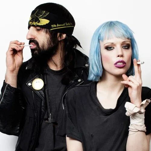Crystal castles transgender перевод. Элис гласс и итан кэт. группа crystal castles. итан кэт crystal castles. crystal castles 2025.