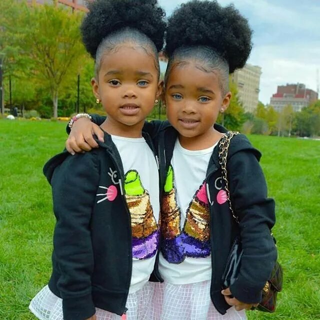 разнорассовые близняшки. дети от разных рас. близняшки с разным цветом кожи. двойняшки мальчики. двойня мальчик и девочка.