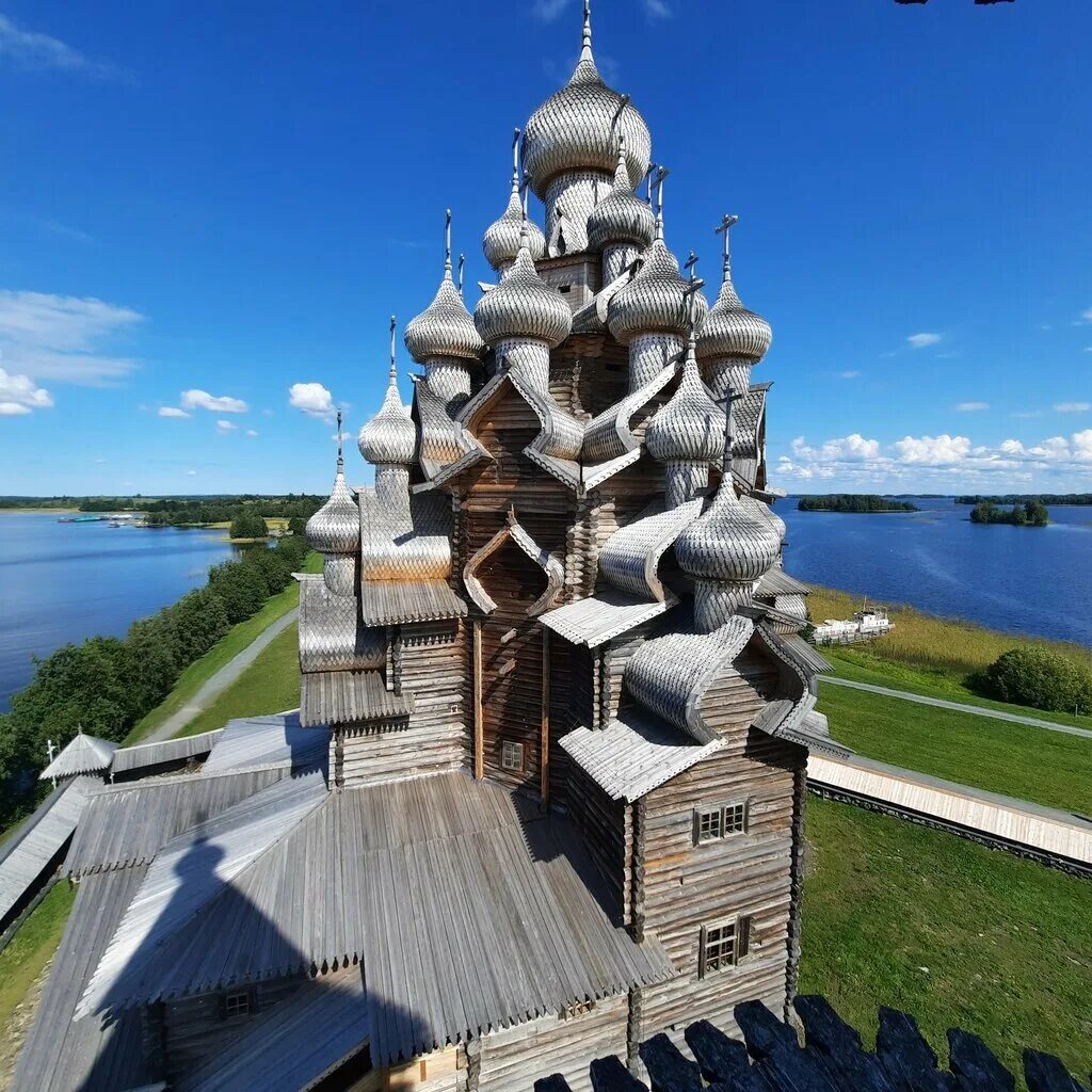 Церковь преображения господня на острове кижи архитектор. Погост кижи преображенская церковь. церковь преображения господня на кижском погосте. церковь преображения господня на острове кижи. церковь преображения господня остров кижи республика карелия.