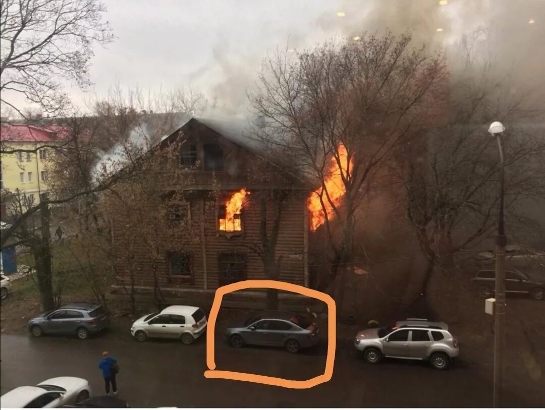 Горит дом в Раменском. Пожар в доме на фабричной в Раменском. Сгоревшие дома в Раменском. Сгорел дом в раменском