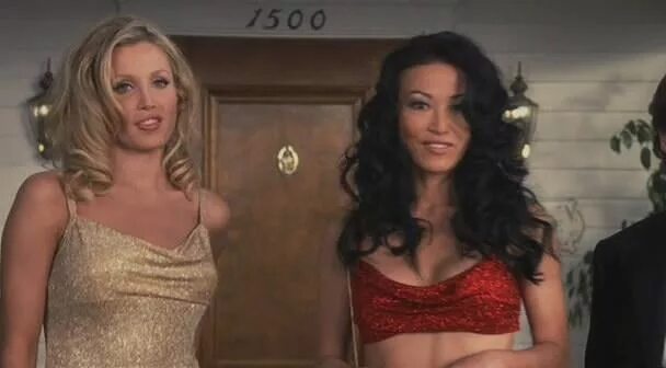 Женщины на лестничной площадке. Элиша катберт соседка 2. Две женщины в деревне. Соседка годах. Соседи по лестничной площадке.