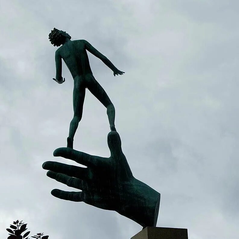 Рука бога отзыв. Роден рука Бога. Рука Бога статуя. Монумент руки. Скульптура руки Адама.